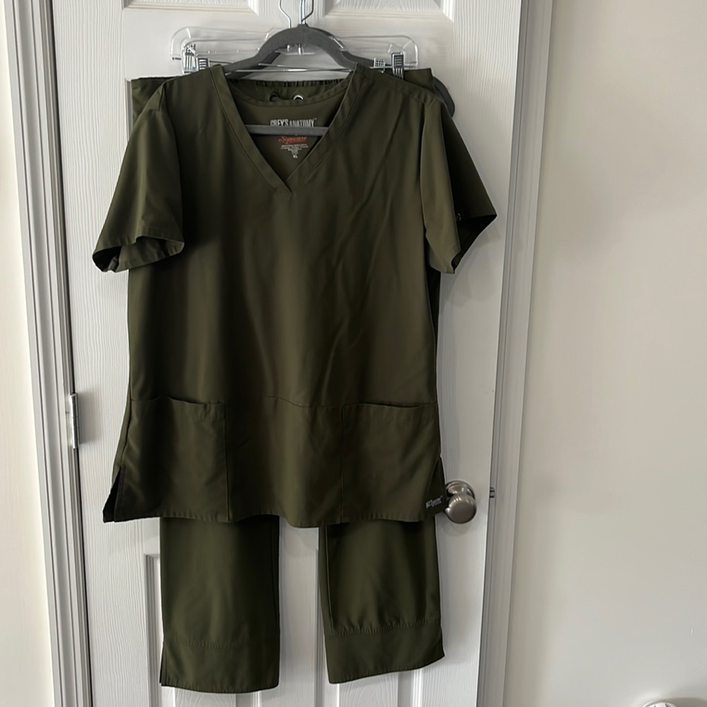 Grey’s Anatomy 2 piece olive green scrubs